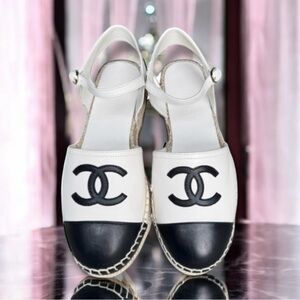 🆕💕CHANEL White & Black Lambskin Espadrilles CC Logo Sandals Ankle Straps 37C EU